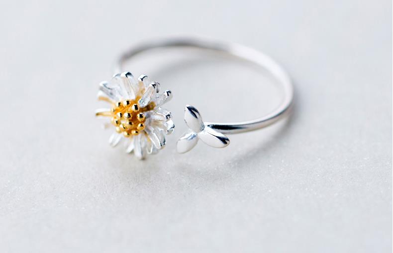 DAINTY SILVER DAISY RING