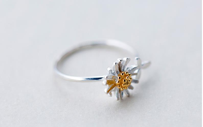 DAINTY SILVER DAISY RING