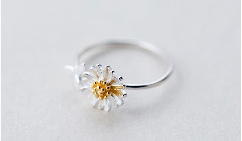 DAINTY SILVER DAISY RING