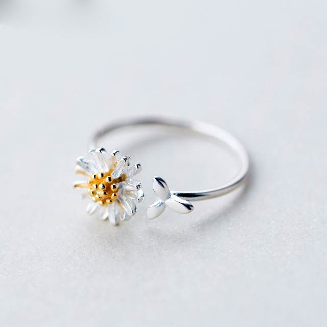 DAINTY SILVER DAISY RING