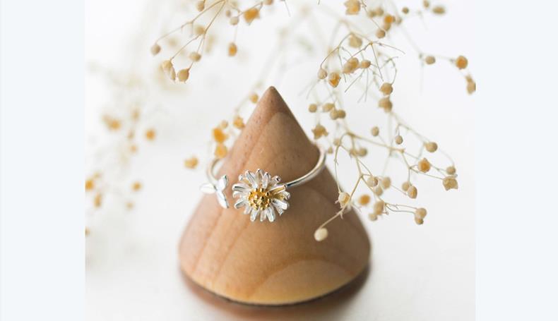 DAINTY SILVER DAISY RING